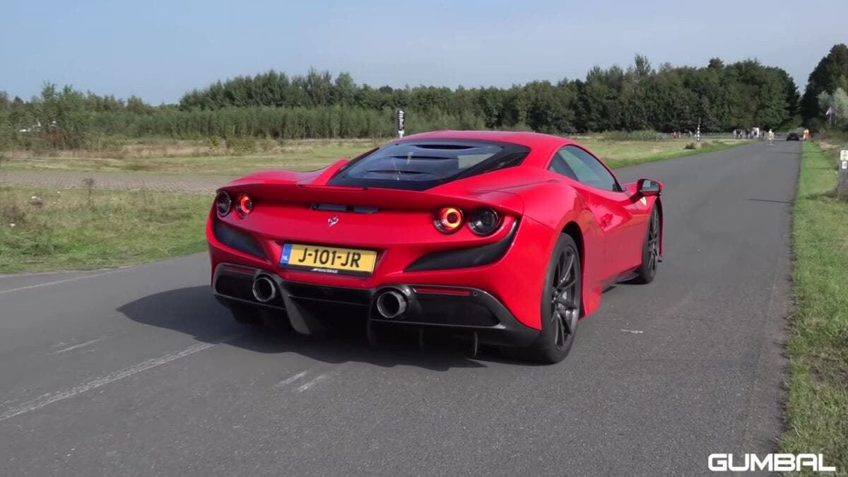 Ferrari F8 Tributo vs BMW M5 V10 drag race