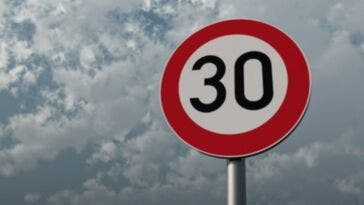 Limite di 30 kmh in centro città