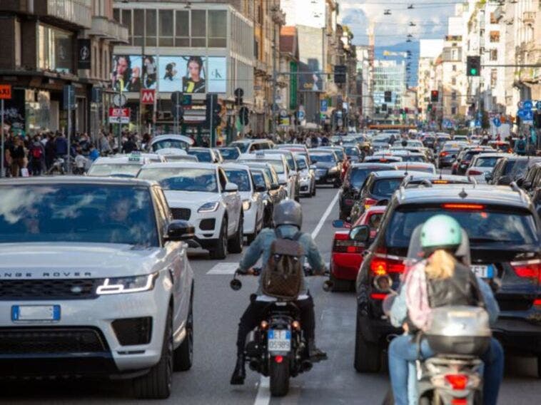 Traffico a Milano paralizzato