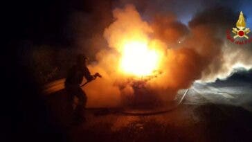 Alfa Romeo in fiamme vigili del fuoco