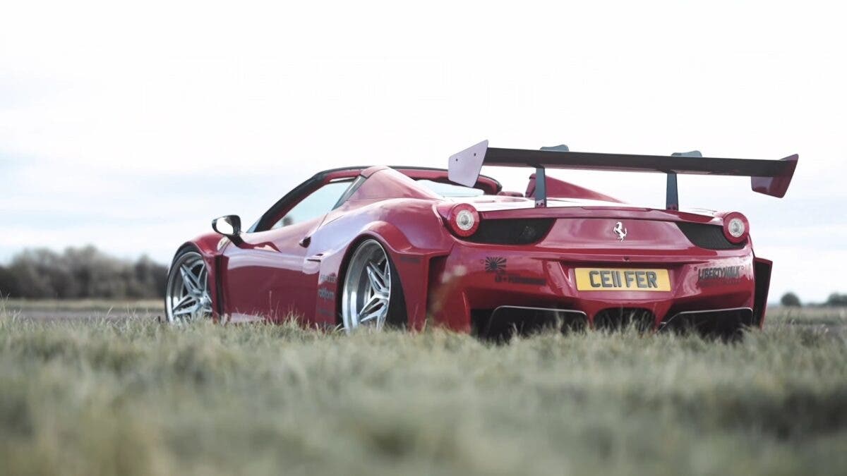 Ferrari 458 Spider vs Mazda RX-7 modificata drag race