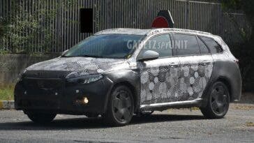 Fiat Tipo Cross Station Wagon prototipo foto spia