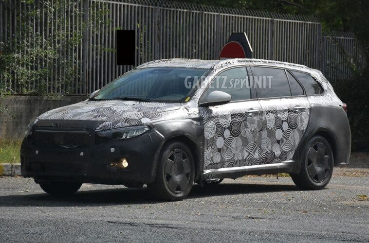 Fiat Tipo Cross Station Wagon prototipo foto spia