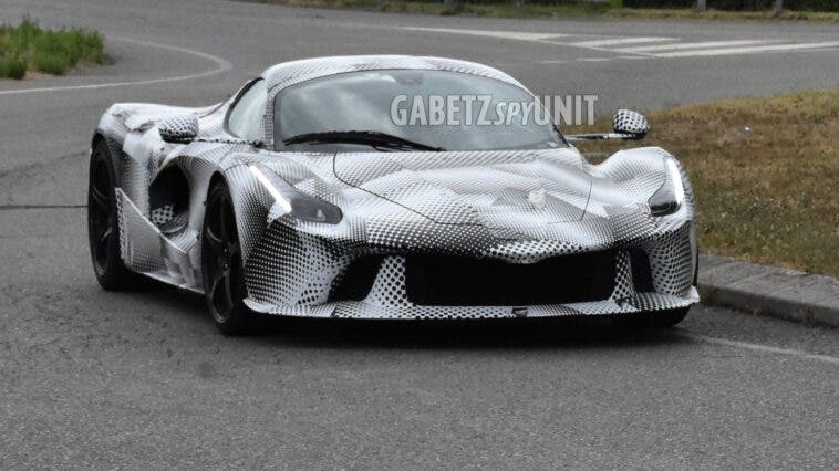 Nuova Ferrari Icona prototipo camuffato foto spia