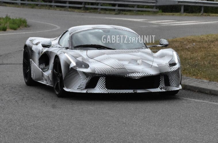 Nuova Ferrari Icona prototipo camuffato foto spia