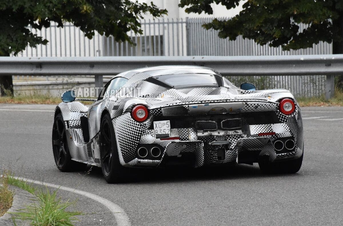 Nuova Ferrari Icona prototipo camuffato foto spia