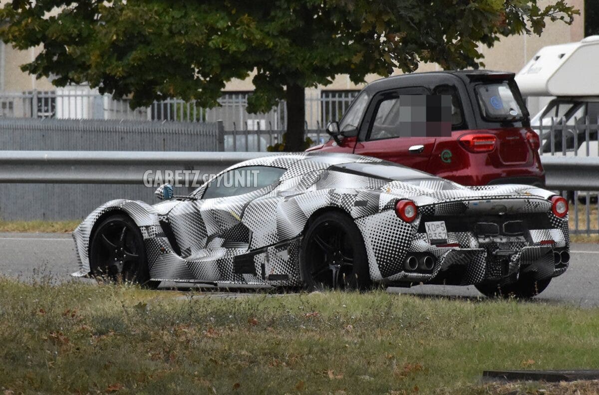 Nuova Ferrari Icona prototipo camuffato foto spia