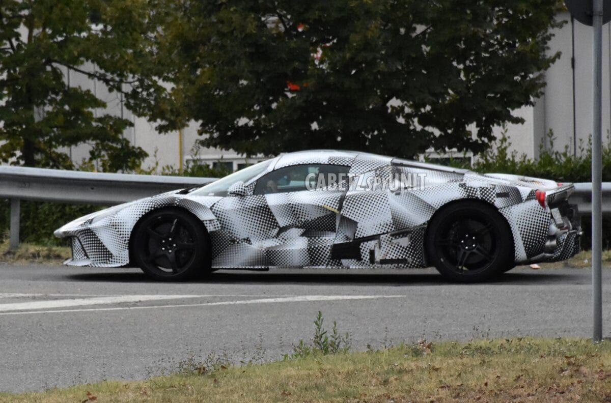 Nuova Ferrari Icona prototipo camuffato foto spia