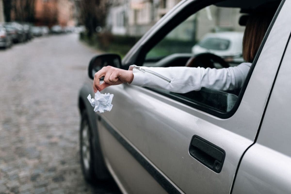 Super multa a chi getta rifiuti dall’auto