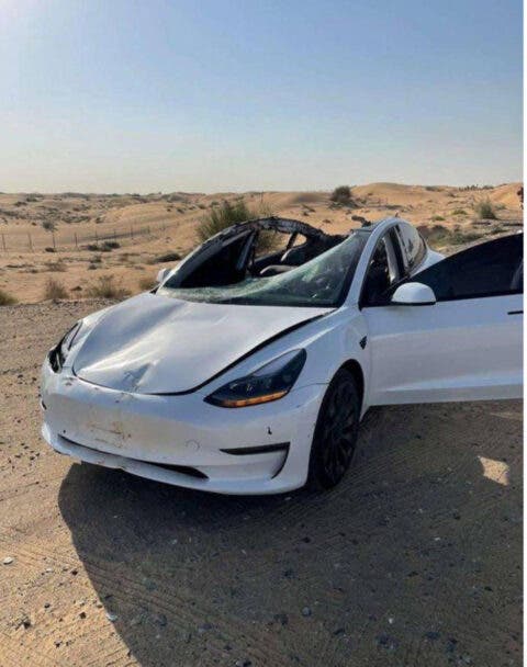 Tesla Model 3 investe un dromedario 2