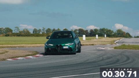 Alfa Romeo Giulia GTAm vs BMW M3 Competition