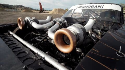 Ferrari F12berlinetta biturbo vs Ford Mustang Hoonicorn drag race