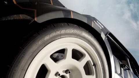 Ferrari F12berlinetta biturbo vs Ford Mustang Hoonicorn drag race