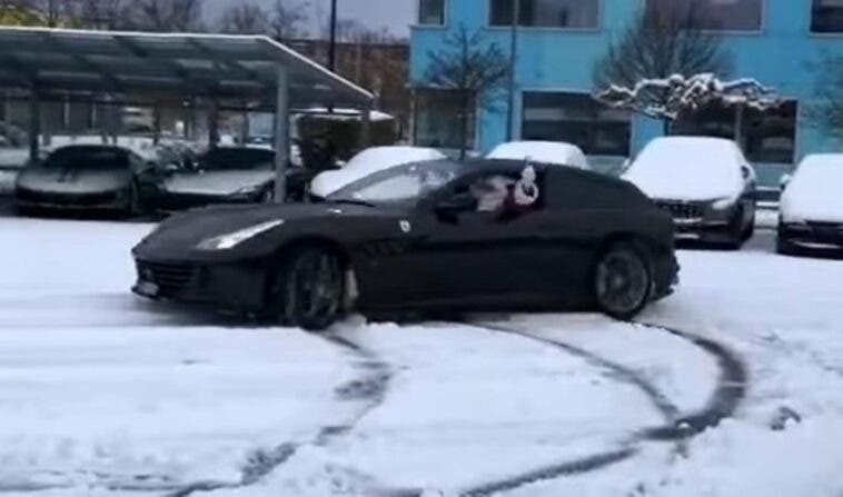 Babbo Natale in Ferrari GTC4 Lusso