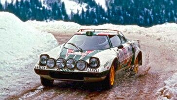 Inizia oggi la 24a edizione del Monte Carlo Historic Rally, una delle più grandi competizioni di auto d'epoca del mondo. L'amministratore delegato del Gruppo Stellantis, Carlos Tavares, è presente su una Lancia Stratos HF Grupo 4 del 1975 con l'iconica decorazione Alitalia. Come è noto, la Lancia Stratos HF è stata la prima vettura al mondo ad essere progettata specificatamente per i rally, vincendo tre campionati del mondo consecutivi (1974, 75 e 76) e lasciando la competizione imbattuta nel 1978. In questa 24a edizione, il Monte Carlo Historic Rally si presenterà nella sua formula tradizionale, partendo da tre diverse località: Bad Homburg in Germania, Reims in Francia – città da cui partirà Carlos Tavares con la sua Lancia Stratos – e Milano in Italia. I vari equipaggi partiranno tutti alla volta di Montecarlo, dove si svolgerà la mitica ed impegnativa corsa, con 17 regolari corse su quasi 300 chilometri, e si concluderà, sempre nel Principato, mercoledì 2 febbraio. La Stratos HF è una vera pietra miliare nella storia del marchio ed è stata fortemente voluta sostituire la Lancia Fulvia HF nelle competizioni mondiali. Costruita in sole 500 unità dal carrozziere torinese Nuccio Bertone, la Stratos è un'elegante coupé equipaggiata con il motore posteriore Dino 246 Ferrari V-sei, in grado di sviluppare fino a 320 CV nella versione a 24 valvole. Ha fatto il suo debutto ufficiale nel 1974, ed è stata la prima vettura al mondo ad essere progettata specificamente per i rally, con una missione: essere imbattibile su qualsiasi terreno: pista, strada o sterrato. Dalla stagione 1975 in poi, la Stratos riportò i colori bianco e verde dell'Alitalia. La grafica che celebra lo sponsor cambia e diventa iconica due anni dopo, quando il logo tricolore della compagnia aerea italiana viene duplicato e armonizzato con la forma a cuneo dell'auto. Ancora oggi la decorazione Alitalia della Stratos è considerata una delle più belle della storia del motorsport. Vera 'bête à gagner', come la chiamavano i francesi, la Stratos ha dominato il panorama dei rally internazionali, lasciando solo le 'briciole' alle rivali: ha vinto tre edizioni consecutive del Rally di Monte Carlo, tre titoli nel Mondiale Costruttori Campionato (1974, 1975 e 1976) e due nel Campionato Europeo Piloti, oltre alla vittoria di Sandro Munari nella FIA World Rally Drivers Cup 1977. La partecipazione di Lancia Stratos all'Historic Monte Carlo Rally rende omaggio agli oltre 115 anni di storia del marchio che ha vinto di più nelle competizioni rallystiche - collezionando ben 15 titoli mondiali, tra piloti e costruttori - nonché la conquista di tre Mondiali Costruttori Endurance, una 1000 Miglia, due Targa Florio e una Carrera Panamericana. Una palma straordinaria che conferma la tradizione sportiva del marchio, che risale al fondatore Vincenzo Lancia, appassionato pilota che vinse diverse competizioni negli anni 1908-1909.
