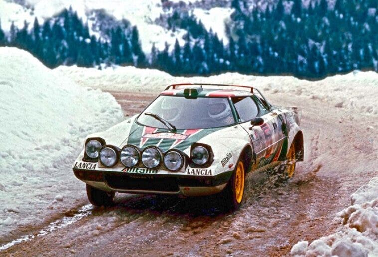 Inizia oggi la 24a edizione del Monte Carlo Historic Rally, una delle più grandi competizioni di auto d'epoca del mondo. L'amministratore delegato del Gruppo Stellantis, Carlos Tavares, è presente su una Lancia Stratos HF Grupo 4 del 1975 con l'iconica decorazione Alitalia. Come è noto, la Lancia Stratos HF è stata la prima vettura al mondo ad essere progettata specificatamente per i rally, vincendo tre campionati del mondo consecutivi (1974, 75 e 76) e lasciando la competizione imbattuta nel 1978. In questa 24a edizione, il Monte Carlo Historic Rally si presenterà nella sua formula tradizionale, partendo da tre diverse località: Bad Homburg in Germania, Reims in Francia – città da cui partirà Carlos Tavares con la sua Lancia Stratos – e Milano in Italia. I vari equipaggi partiranno tutti alla volta di Montecarlo, dove si svolgerà la mitica ed impegnativa corsa, con 17 regolari corse su quasi 300 chilometri, e si concluderà, sempre nel Principato, mercoledì 2 febbraio. La Stratos HF è una vera pietra miliare nella storia del marchio ed è stata fortemente voluta sostituire la Lancia Fulvia HF nelle competizioni mondiali. Costruita in sole 500 unità dal carrozziere torinese Nuccio Bertone, la Stratos è un'elegante coupé equipaggiata con il motore posteriore Dino 246 Ferrari V-sei, in grado di sviluppare fino a 320 CV nella versione a 24 valvole. Ha fatto il suo debutto ufficiale nel 1974, ed è stata la prima vettura al mondo ad essere progettata specificamente per i rally, con una missione: essere imbattibile su qualsiasi terreno: pista, strada o sterrato. Dalla stagione 1975 in poi, la Stratos riportò i colori bianco e verde dell'Alitalia. La grafica che celebra lo sponsor cambia e diventa iconica due anni dopo, quando il logo tricolore della compagnia aerea italiana viene duplicato e armonizzato con la forma a cuneo dell'auto. Ancora oggi la decorazione Alitalia della Stratos è considerata una delle più belle della storia del motorsport. Vera 'bête à gagner', come la chiamavano i francesi, la Stratos ha dominato il panorama dei rally internazionali, lasciando solo le 'briciole' alle rivali: ha vinto tre edizioni consecutive del Rally di Monte Carlo, tre titoli nel Mondiale Costruttori Campionato (1974, 1975 e 1976) e due nel Campionato Europeo Piloti, oltre alla vittoria di Sandro Munari nella FIA World Rally Drivers Cup 1977. La partecipazione di Lancia Stratos all'Historic Monte Carlo Rally rende omaggio agli oltre 115 anni di storia del marchio che ha vinto di più nelle competizioni rallystiche - collezionando ben 15 titoli mondiali, tra piloti e costruttori - nonché la conquista di tre Mondiali Costruttori Endurance, una 1000 Miglia, due Targa Florio e una Carrera Panamericana. Una palma straordinaria che conferma la tradizione sportiva del marchio, che risale al fondatore Vincenzo Lancia, appassionato pilota che vinse diverse competizioni negli anni 1908-1909.