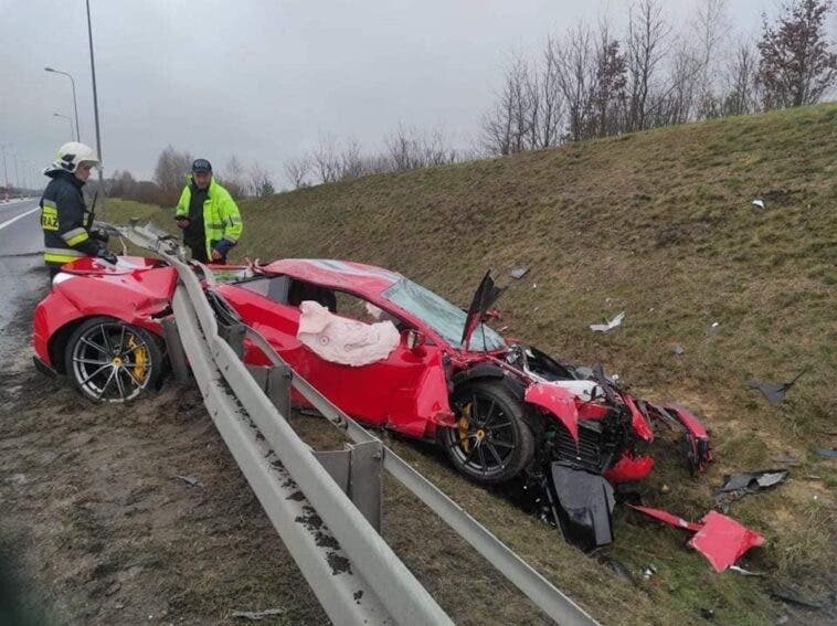 Ferrari 488 Pista distrutta incidente