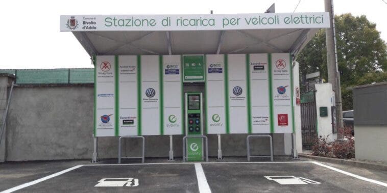 Ricarica elettrica gratis dalla colonnina stop a Rivolta d’Adda 