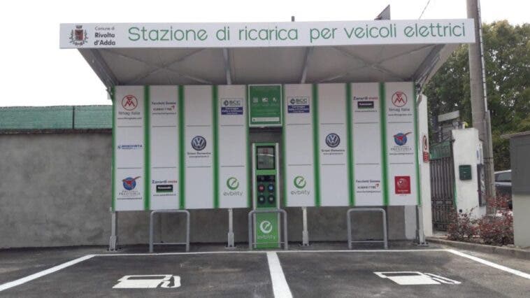 Ricarica elettrica gratis dalla colonnina stop a Rivolta d’Adda 