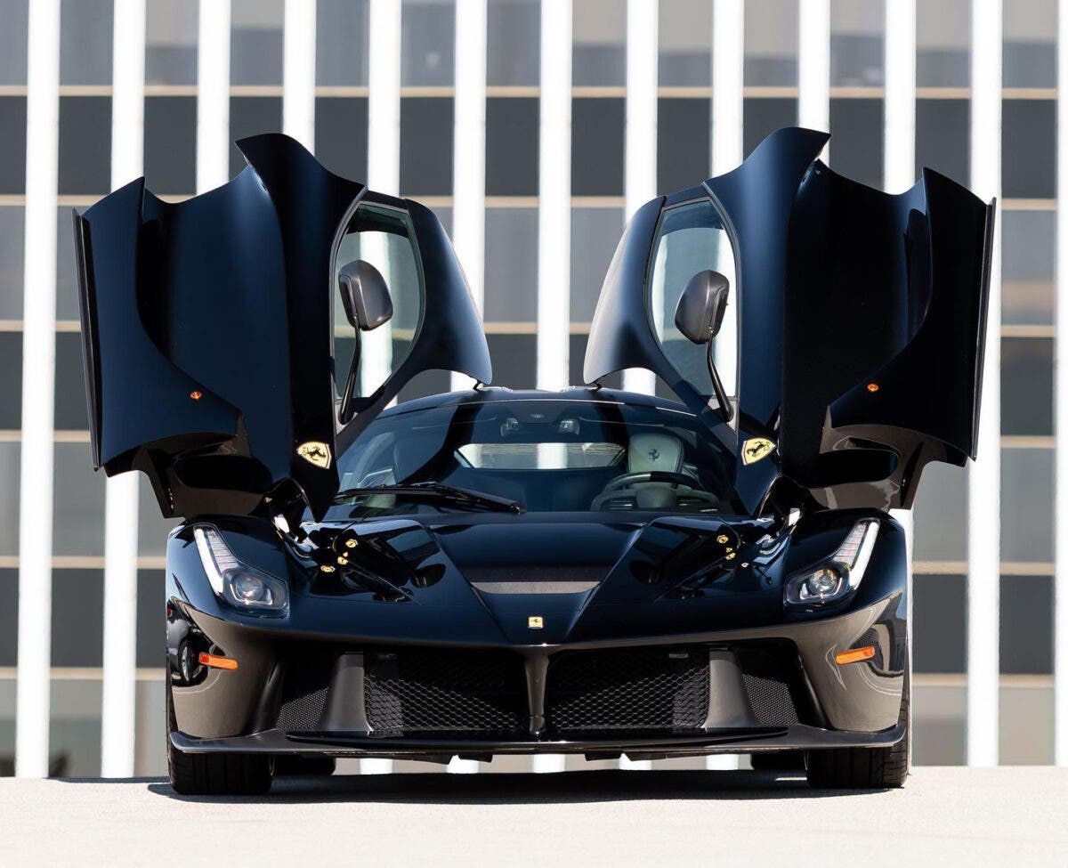 Ferrari LaFerrari nera