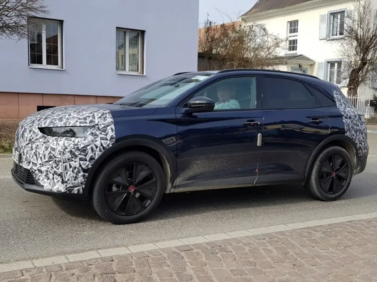 DS 7 Crossback 2023 restyling foto spia