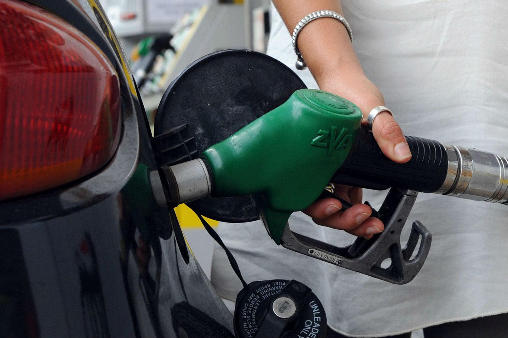 Combustibles caros: una propuesta para topar el precio y extender la reducción de las tasas tributarias