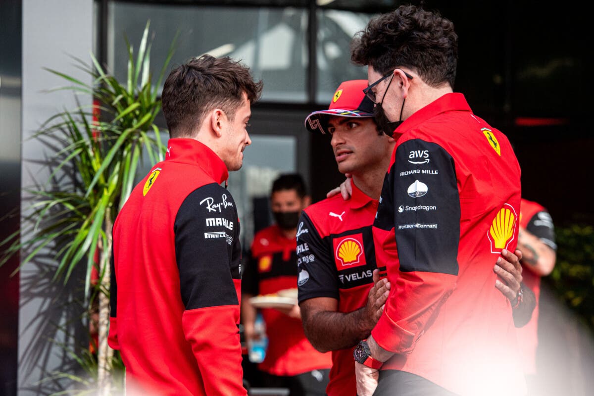 Mattia Binotto con Charles Leclerc e Carlos Sainz