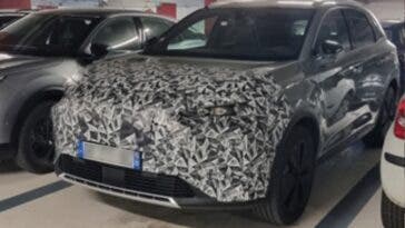 DS 7 Crossback 2023 nuovo prototipo foto spia