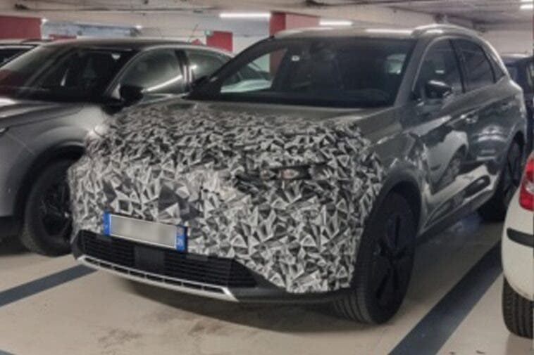 DS 7 Crossback 2023 nuovo prototipo foto spia