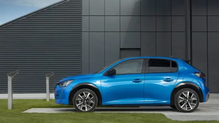 Peugeot e-208 premio UK
