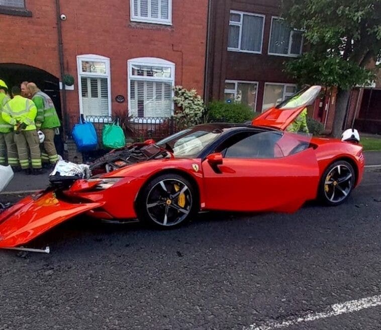 Ferrari SF90 Stradale incidente Regno Unito