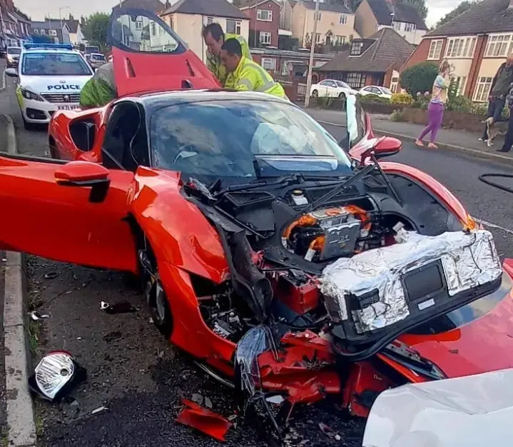 Ferrari SF90 Stradale incidente Regno Unito