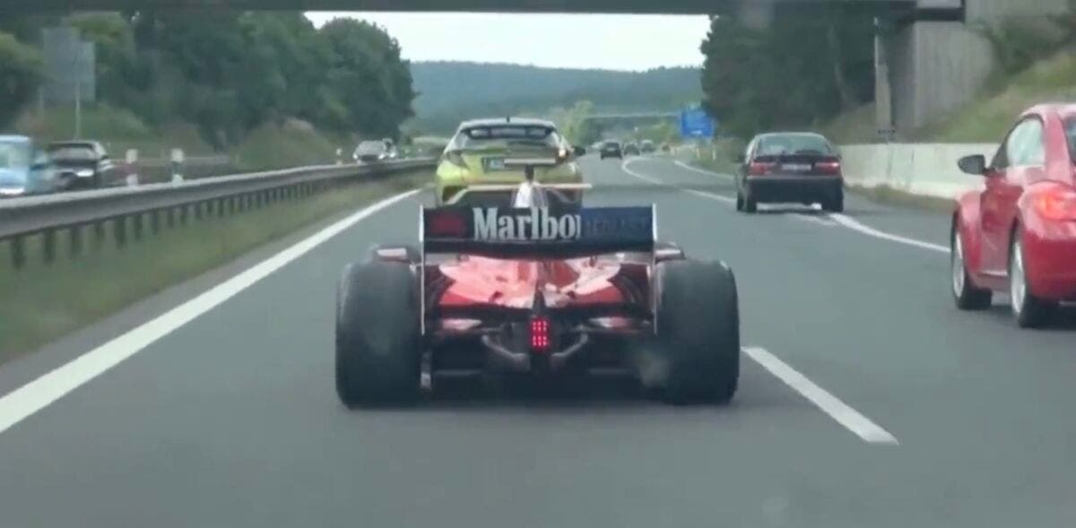 Ferrari GT2 in autostrada