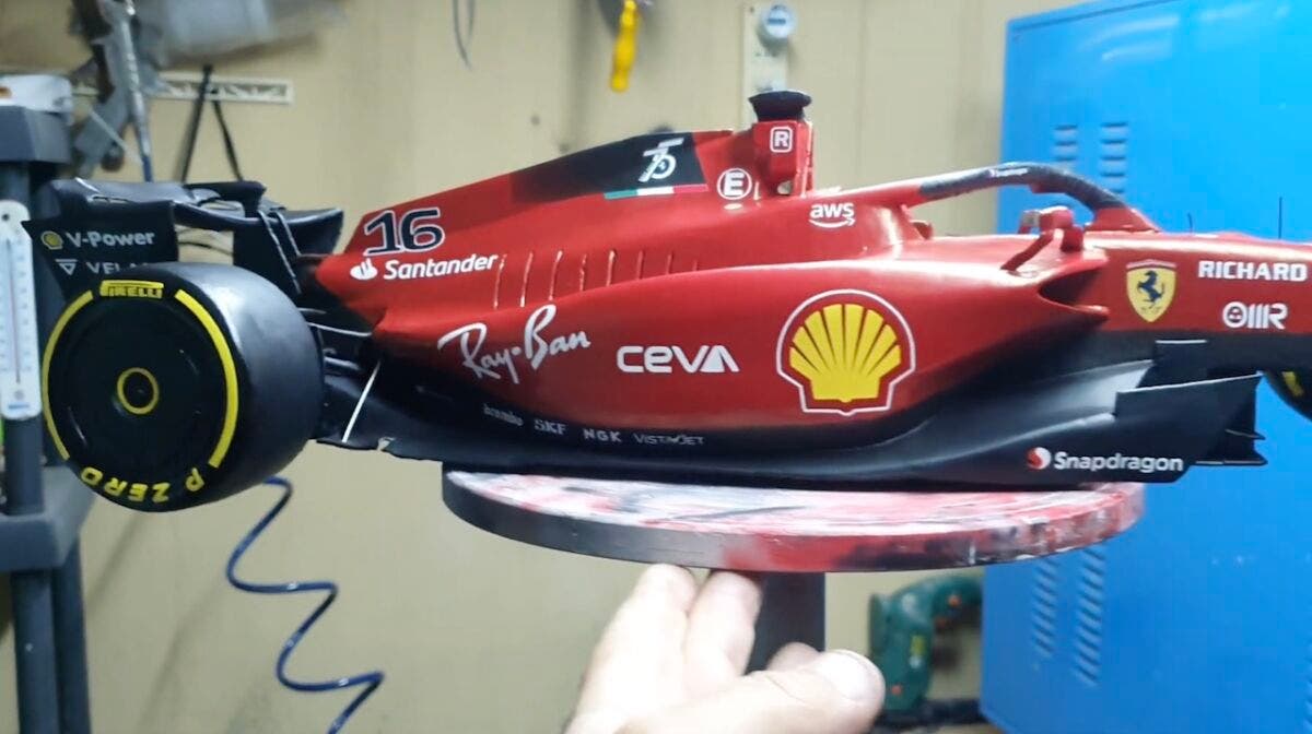 Ferrari F1-75 riprodotta in un modellino: lo straordinario lavoro  artigianale di un fan 