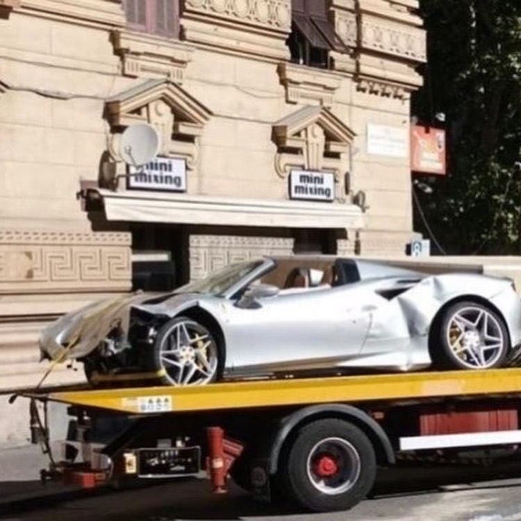 Ferrari F8 Spider distrutta