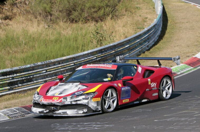 Ferrari SF90 VS foto spia