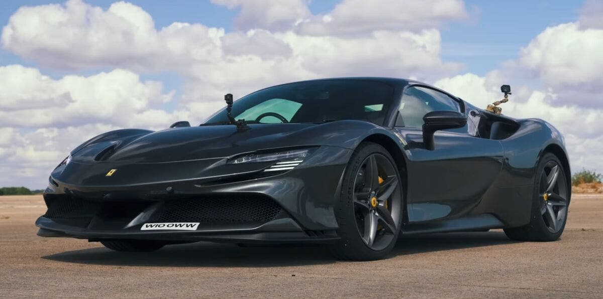 Ferrari SF90 Nissan GT-R drag race