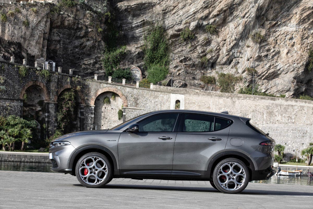 Alfa Romeo Tonale Grigio Vesuvio laterale