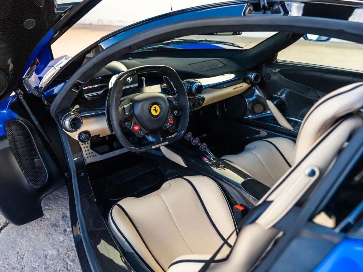 Ferrari LaFerrari Blu elettrico