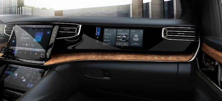 Jeep Grand Wagoneer display passeggero anteriore