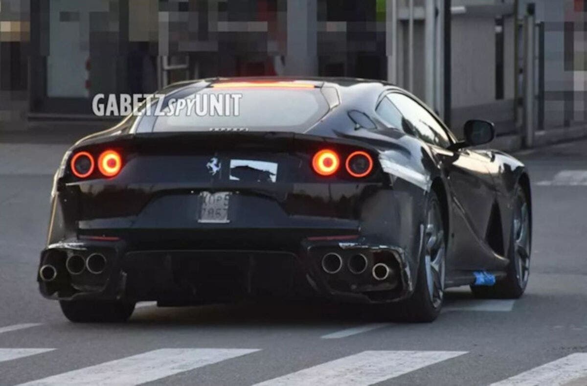 Ferrari 812 Competizione con sei terminali di scarico