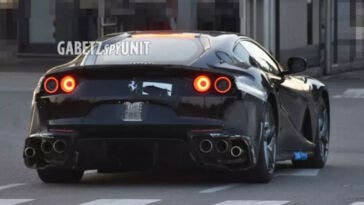 Ferrari 812 Competizione con sei terminali di scarico