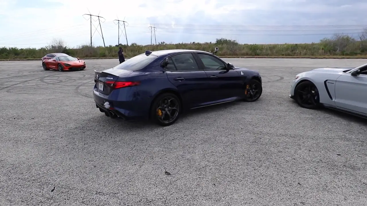 Alfa Romeo Giulia Quadrifoglio vs Ford Mustang Shelby GT350 drag race