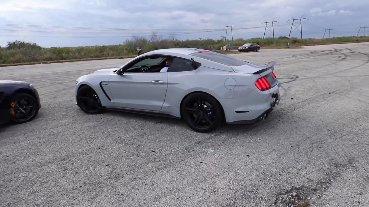 Alfa Romeo Giulia Quadrifoglio vs Ford Mustang Shelby GT350 drag race