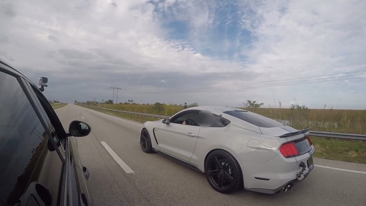 Alfa Romeo Giulia Quadrifoglio vs Ford Mustang Shelby GT350 drag race