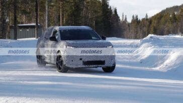 Peugeot e-5008 2024 prototipo foto spia