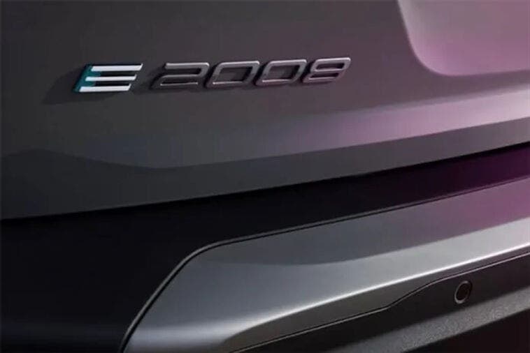 Peugeot e-2008 2024 teaser