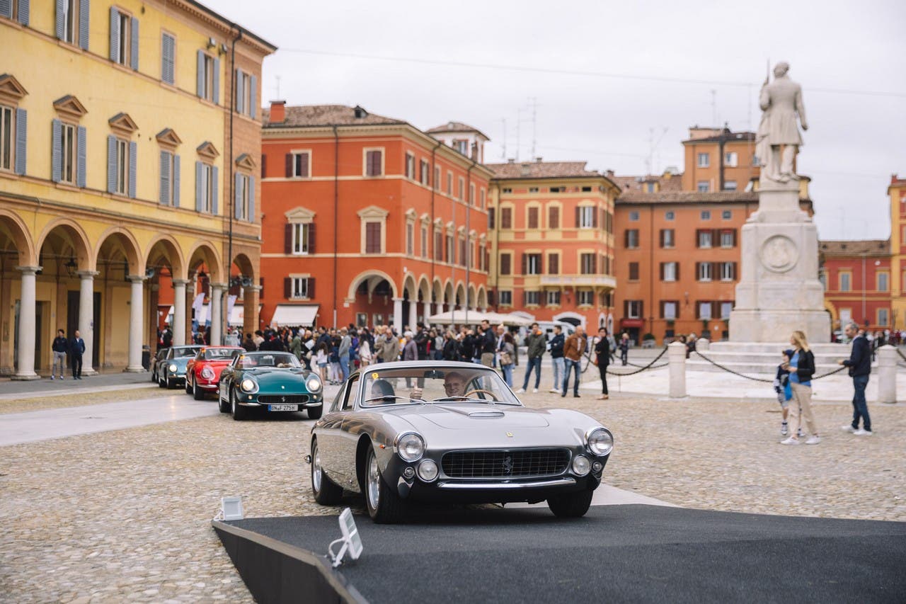 Ferrari in piazza