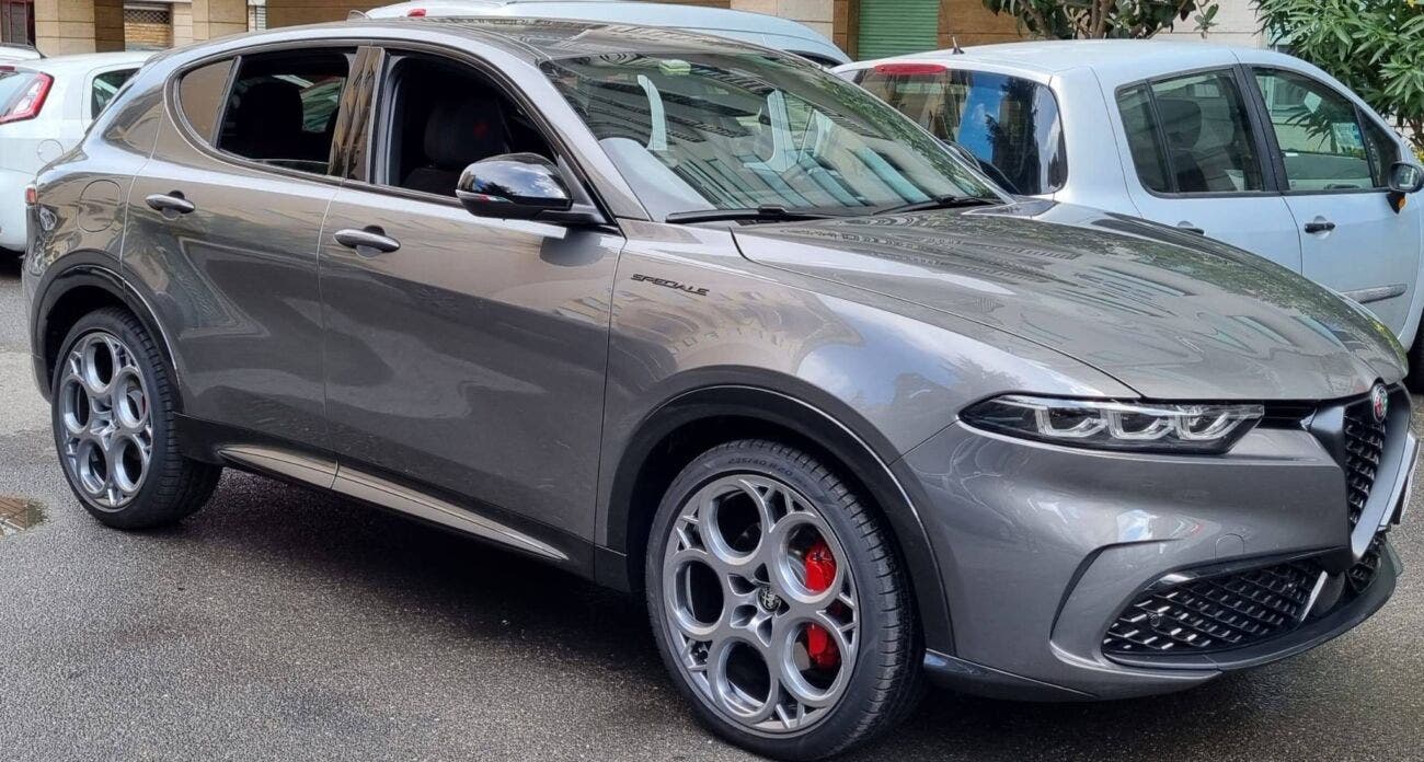 Alfa Romeo Tonale in Grigio Vesuvio frontale