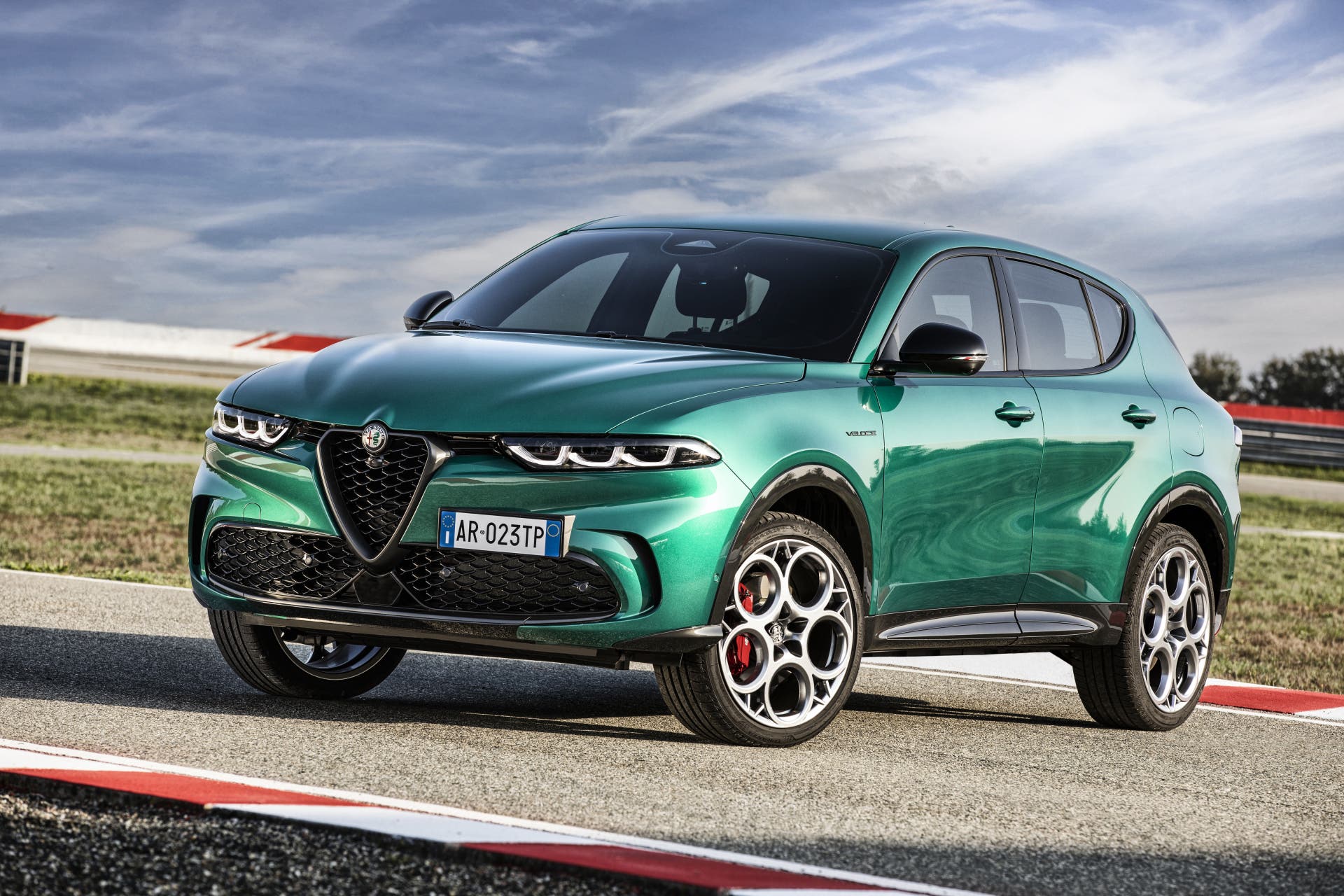 Alfa Romeo Tonale nominata Green SUV of the Year 2024 dal Green Car Journal  